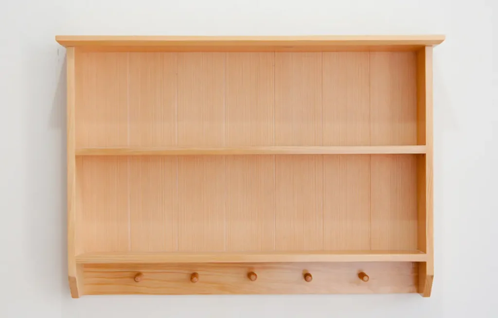 Assemblage éléments d'une étagère en bois
